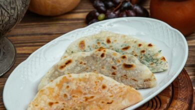 Receita de pão sírio recheado com carne gutab mista em travessa