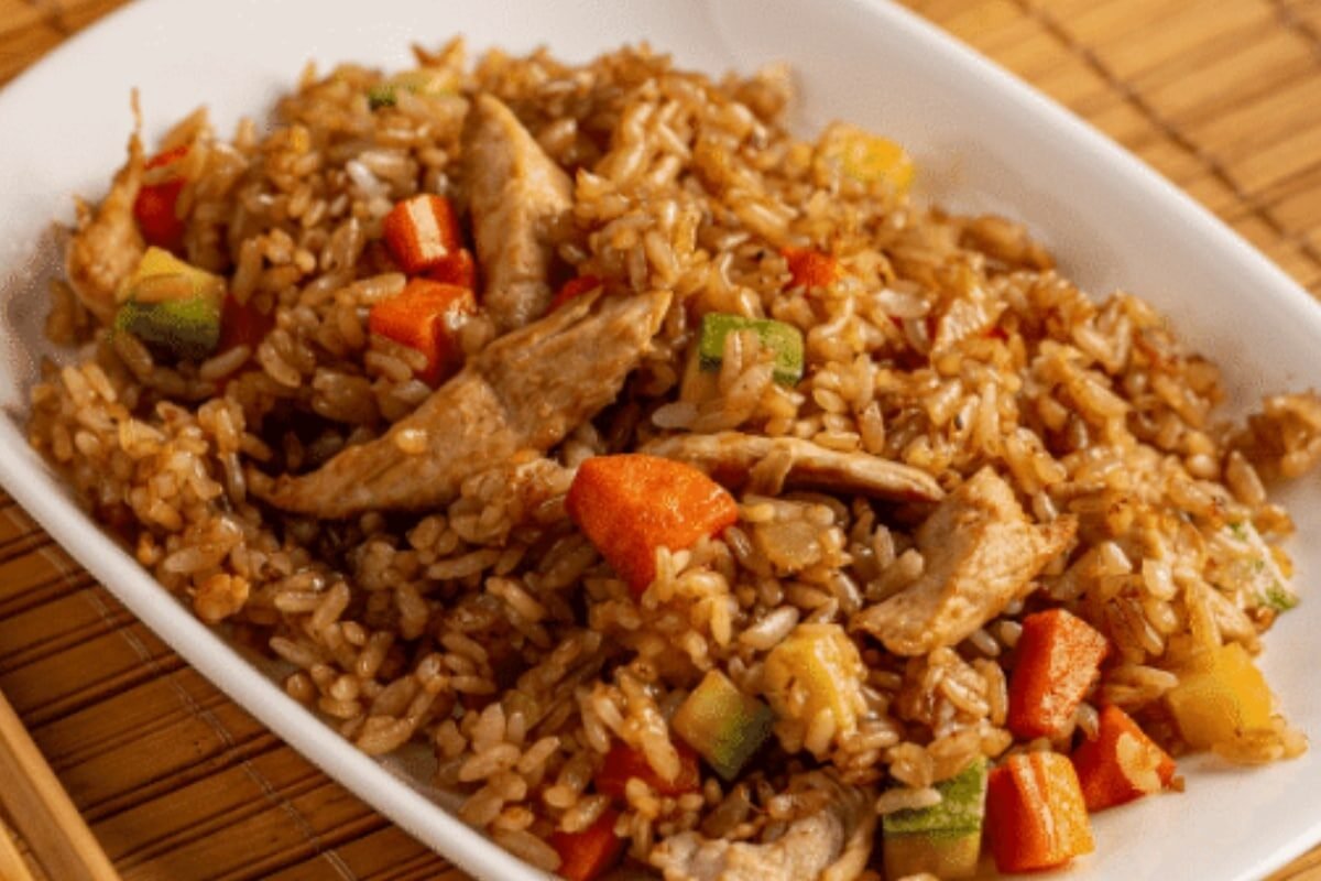 risoto de shoyu com frango cenoura e abobrinha Risoto de shoyu com frango cenoura e abobrinha uma refeição saborosa e reconfortante