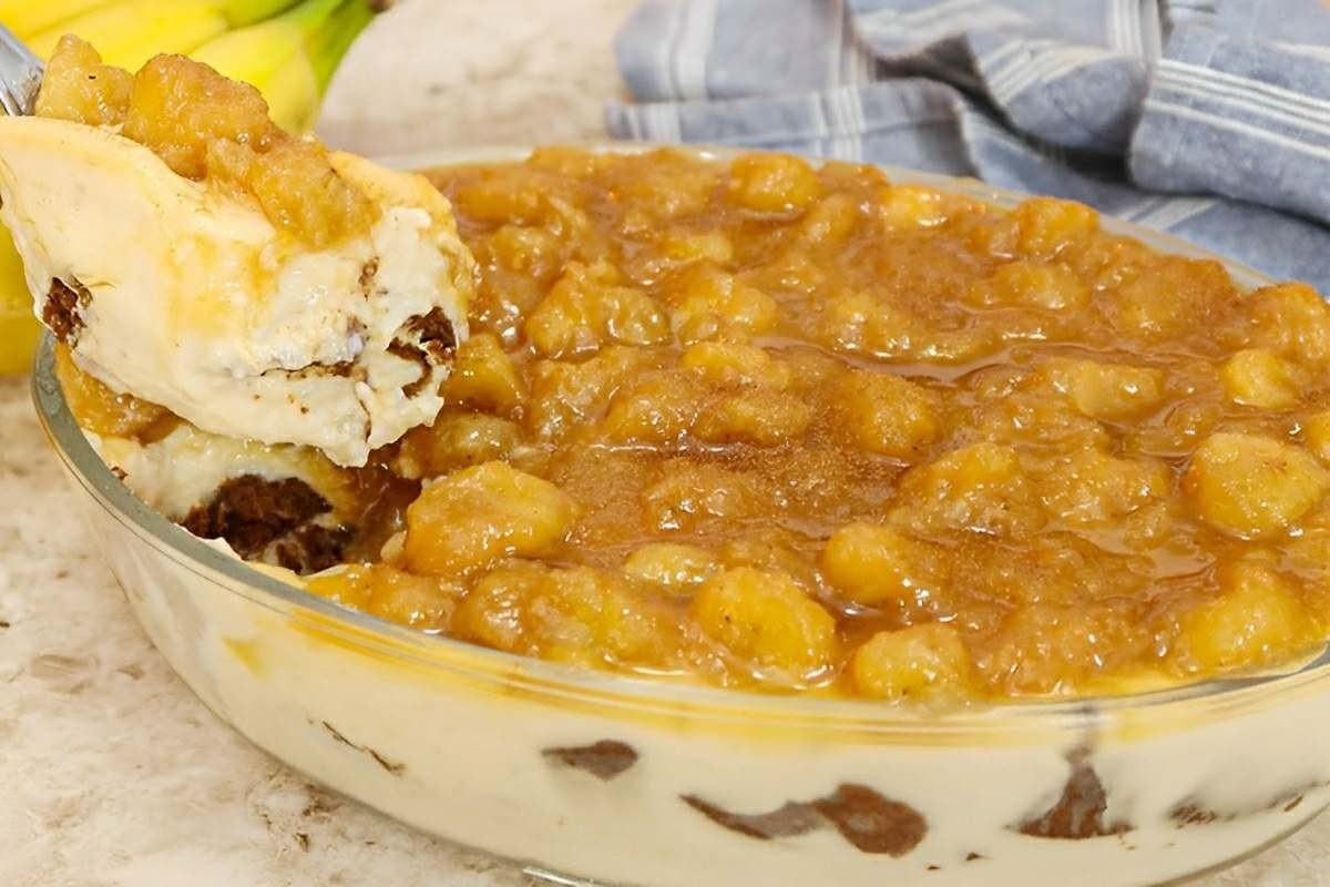Sobremesa de banana caramelizada cremosa