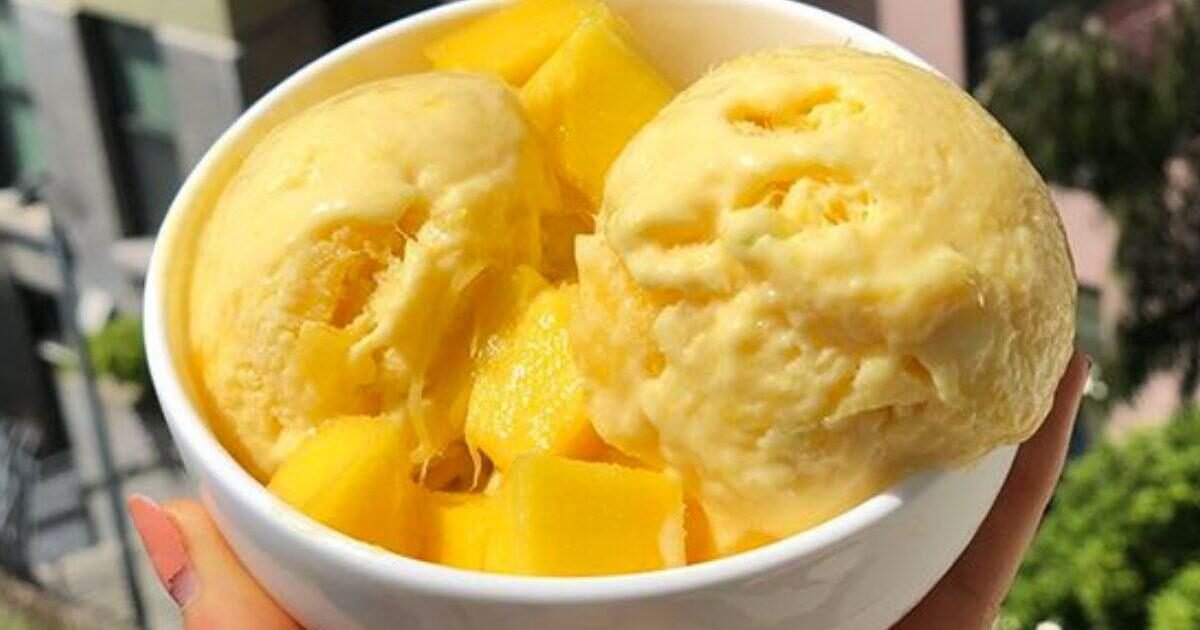 sorvete de manga caseiro com a fruta saudavel e facil Sorvete de manga caseiro com a fruta, saudável para as crianças