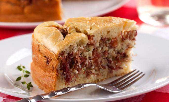 Torta de mandioca com carne seca