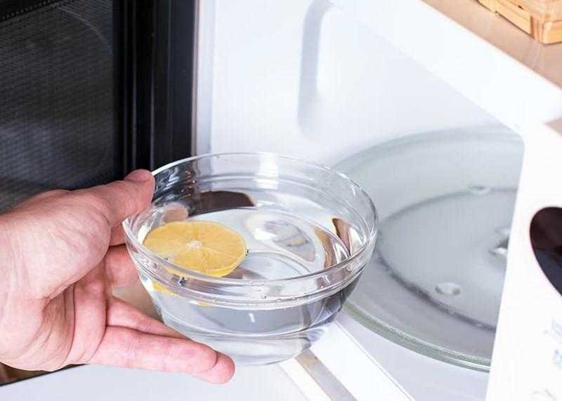 use bicarbonato para limpar e desodorizar o micro ondas Use bicarbonato para limpar e desodorizar o micro-ondas