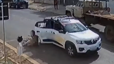 [VÍDEO] Mulher se atira de carro de app em movimento para evitar pagar corrida