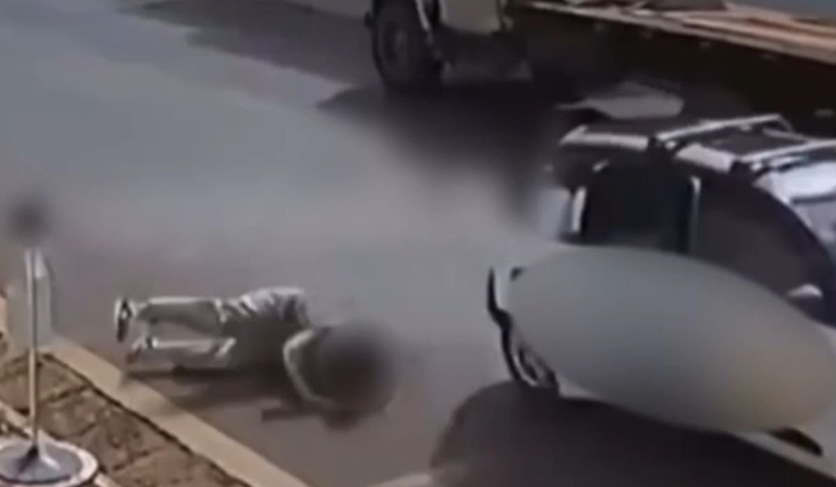 video mulher se atira de carro de app em movimento