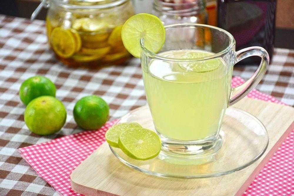 10 benefícios de beber água morna com limão de manhã