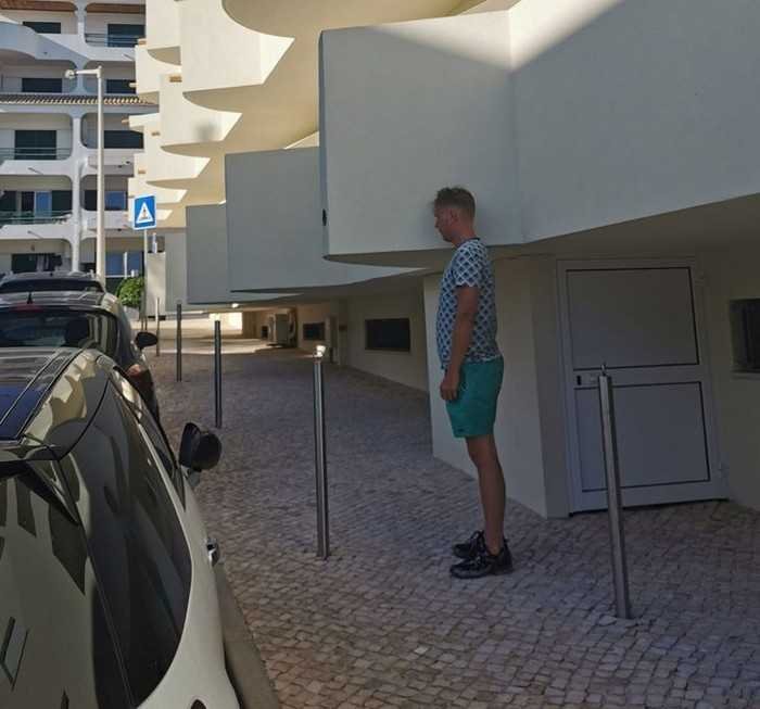 1626020170 859 19 Situacoes que fizeram pessoas muito altas se sentirem gigantes