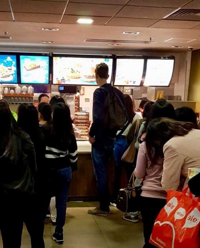 1626020178 556 19 Situacoes que fizeram pessoas muito altas se sentirem gigantes