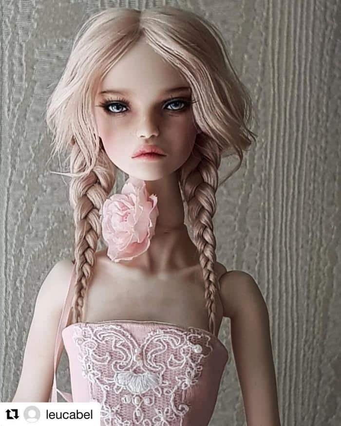 1596918534 842 Artista retira a maquiagem de bonecas e as recria com