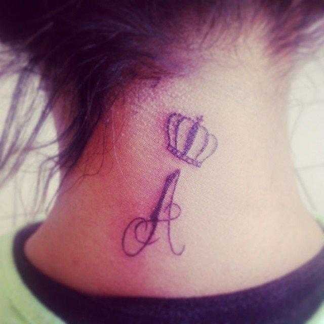 1587174773 689 Tatuagem na nuca 35 inspiracoes para voce escolher
