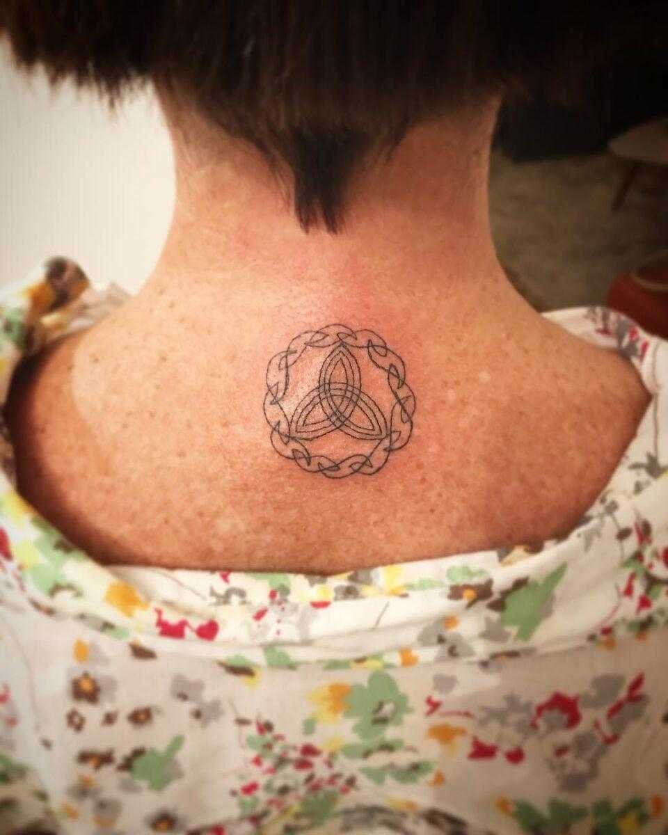 1587174777 689 Tatuagem na nuca 35 inspiracoes para voce escolher