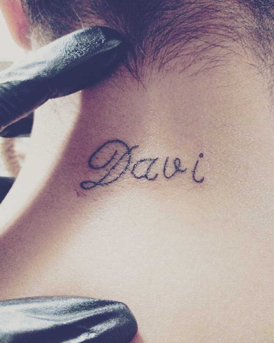 1587174781 562 Tatuagem na nuca 35 inspiracoes para voce escolher