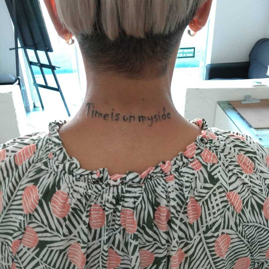 1587174783 208 Tatuagem na nuca 35 inspiracoes para voce escolher
