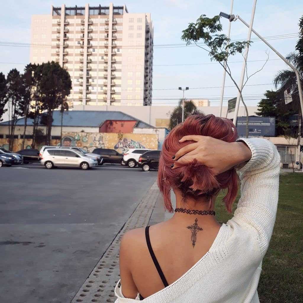 1587174786 27 Tatuagem na nuca 35 inspiracoes para voce escolher