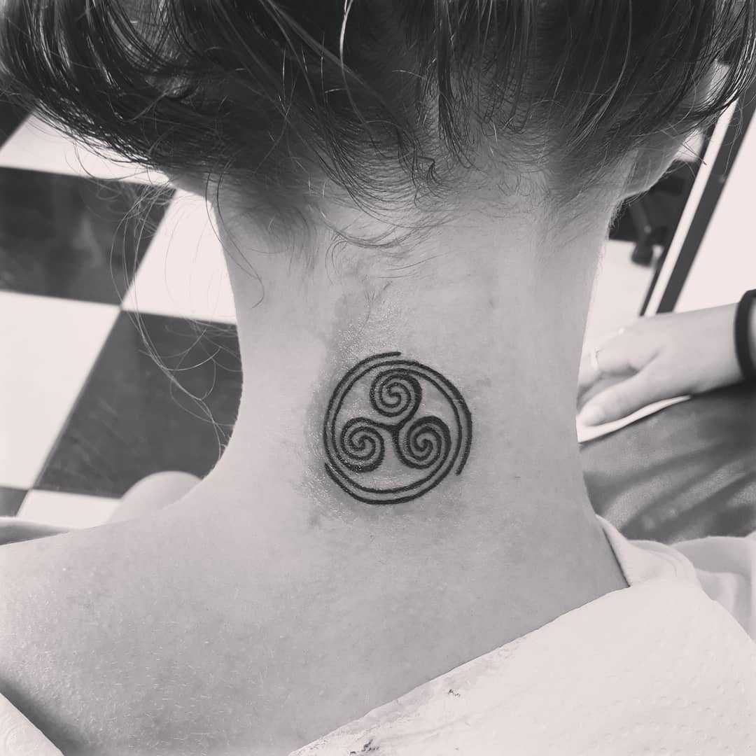 1587174789 417 Tatuagem na nuca 35 inspiracoes para voce escolher