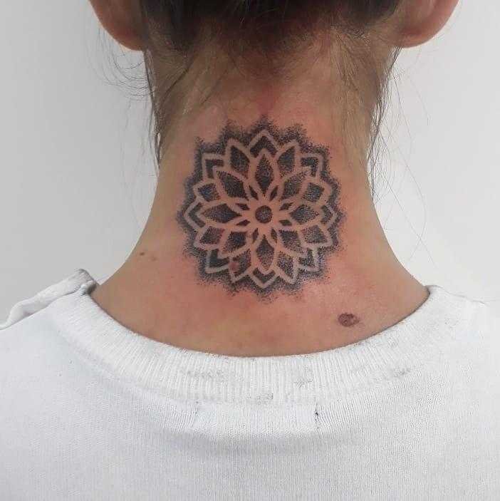 1587174790 515 Tatuagem na nuca 35 inspiracoes para voce escolher