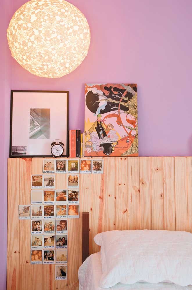 Uma cabeceira de pallet também pode se transformar em mural de fotos