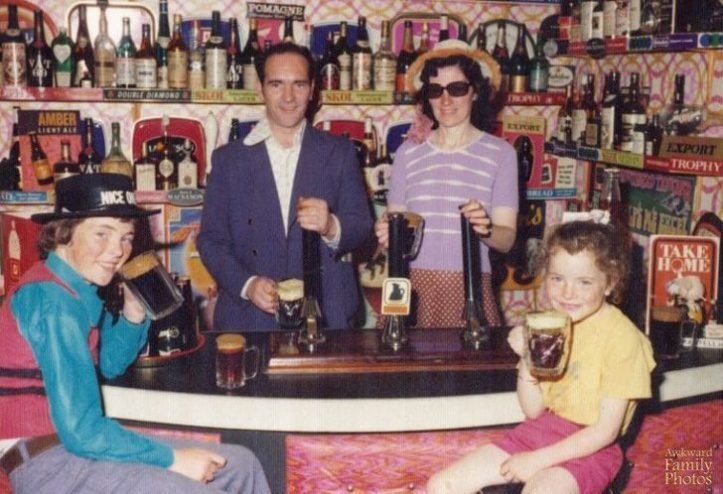 1621535831 737 23 fotos de familia que definitivamente algo bem estranho aconteceu