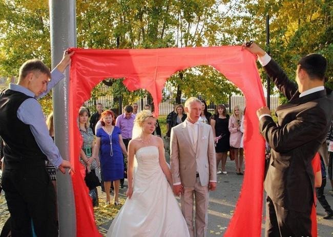 1751423902 53 15 fotos de casamento que chamaram a atencao pela esquisitice fotos-casamento-inexplicaveis-2