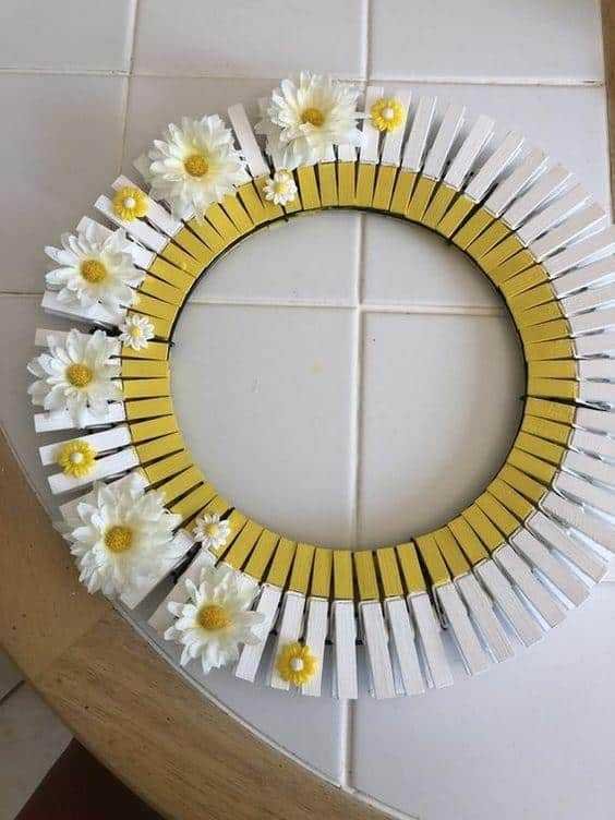1751478602 791 como decorar um espelho com pregador de roupa linda guirlanda de madeira