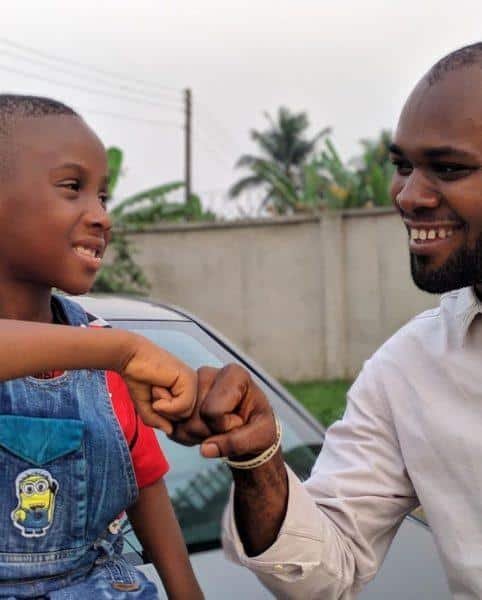 Menino resgatado desnutrido da Nigéria e adotado em 2016, hoje tem vida cheia de amor 3 Hope primeiro dia de aula