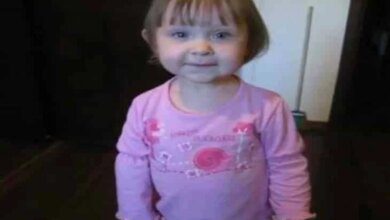 Lembra dela A menina do meme nao fecha a porta