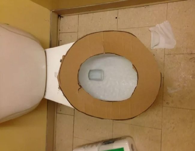 1652573987 90 16 Vezes em que ir ao banheiro pode parecer uma