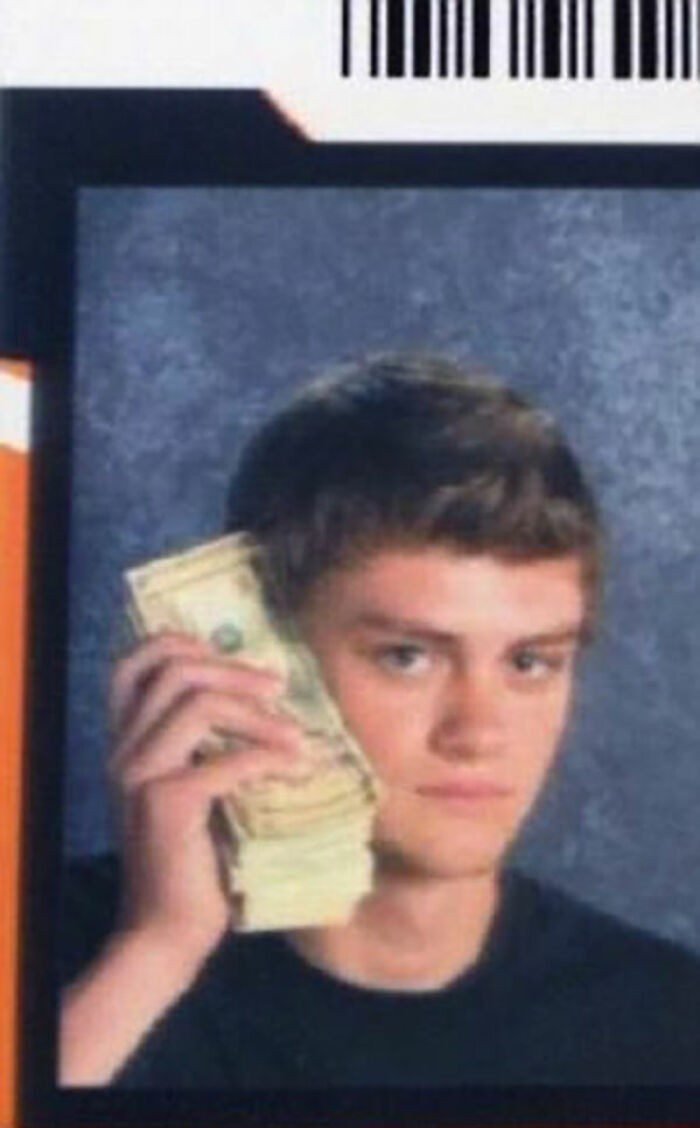 1654117832 618 22 Pessoas hilarias que levaram suas fotos de identidade a