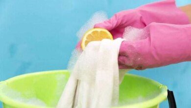 Como retirar manchas de óleo das roupas