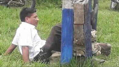 População amarra prefeito em poste por não cumprir promessas de campanha