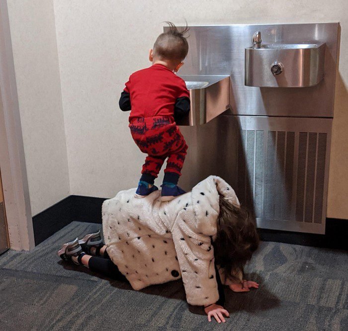 1662086984 817 23 Fotos que provam que as criancas sempre encontram novas