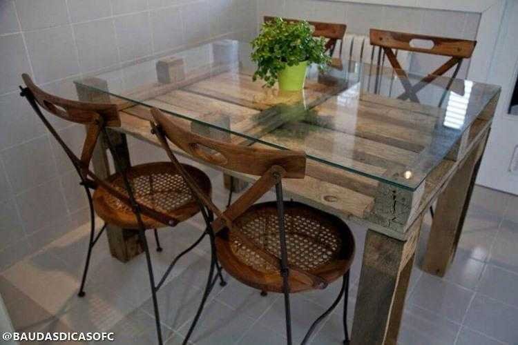 mesa de jantar de pallet com tampo de vidro