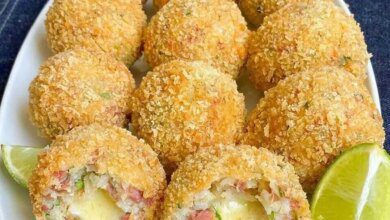 Bolinho de arroz com queijo e calabresa