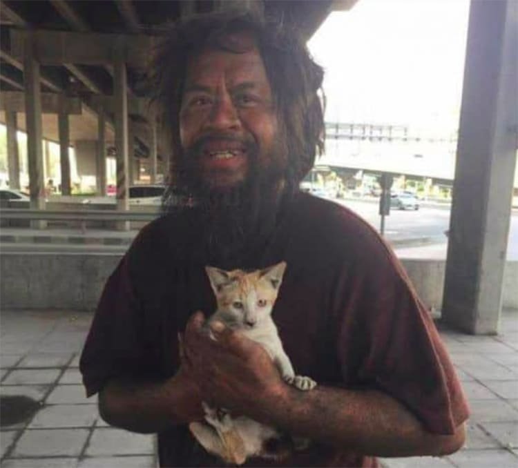 1610223695 265 Morador de rua vende limoes para alimentar seus melhores amigos