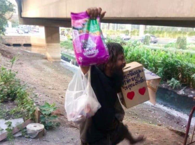 1610223695 791 Morador de rua vende limoes para alimentar seus melhores amigos