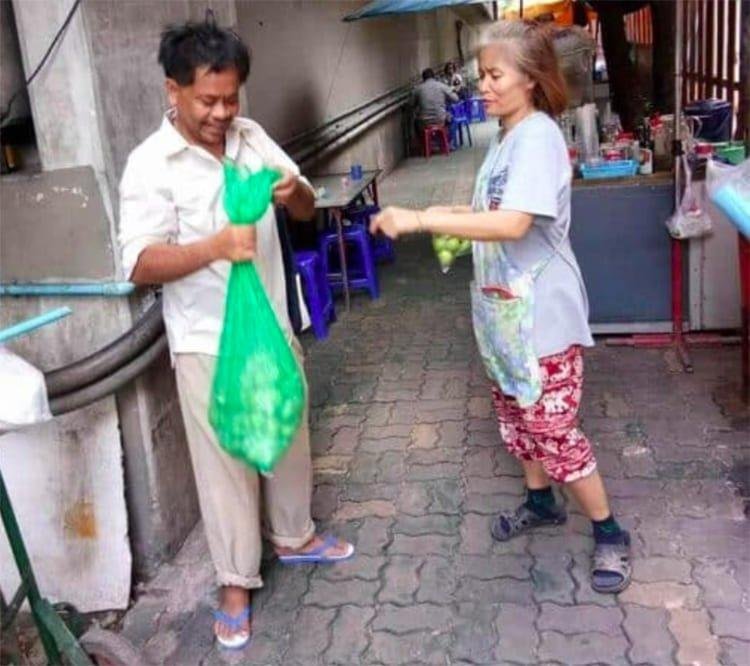1610223696 806 Morador de rua vende limoes para alimentar seus melhores amigos