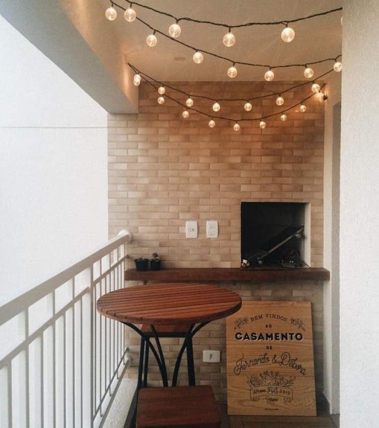 1751517029 60 12 ideias faceis para decorar a varanda ou sacada Truque de iluminação para decorar a varanda ou sacada