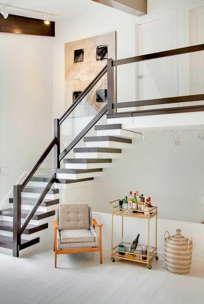1751563283 148 decoracao de sala simples e barata Decoracao de Sala simples com escada