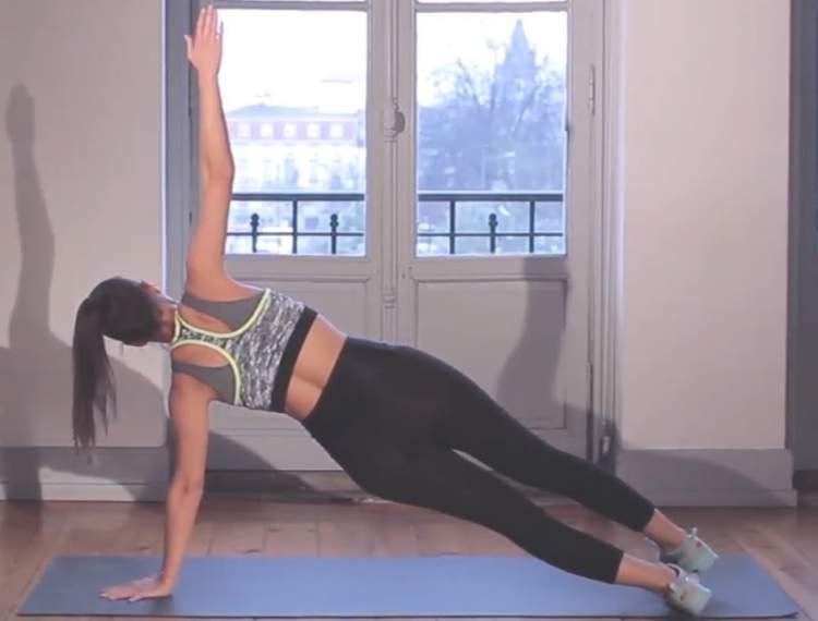 Prancha lateral rotativa é um dos exercícios para movimentar o corpo inteiro e emagrecer