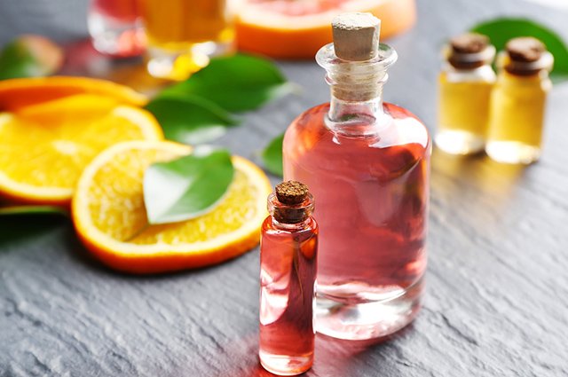 Um ambientador caseiro de laranja, além do cheiro agradável, traz uma composição bonita para a casa Um ambientador caseiro de laranja, além do cheiro agradável, traz uma composição bonita para a casa