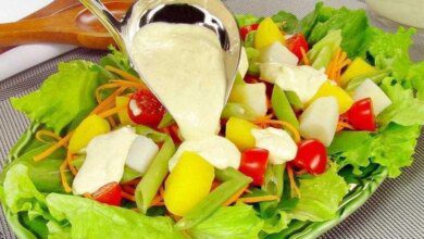 1751597214 salada com molho de queijo fica pronta em 30 minutos Salada com molho de queijo