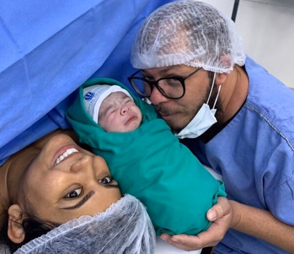 Abcieli Silveira Dias, tio e produtor de Marília Medonça com a filha e a esposa - Foto: Reprodução 