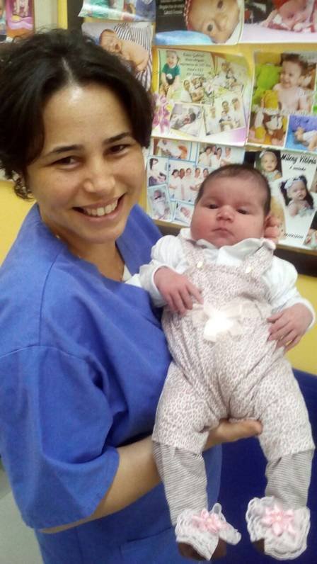 bebezao de quase 6kg tem alta de hospital apos 9 Enfermeira segura o bebezão de quase 6kg
