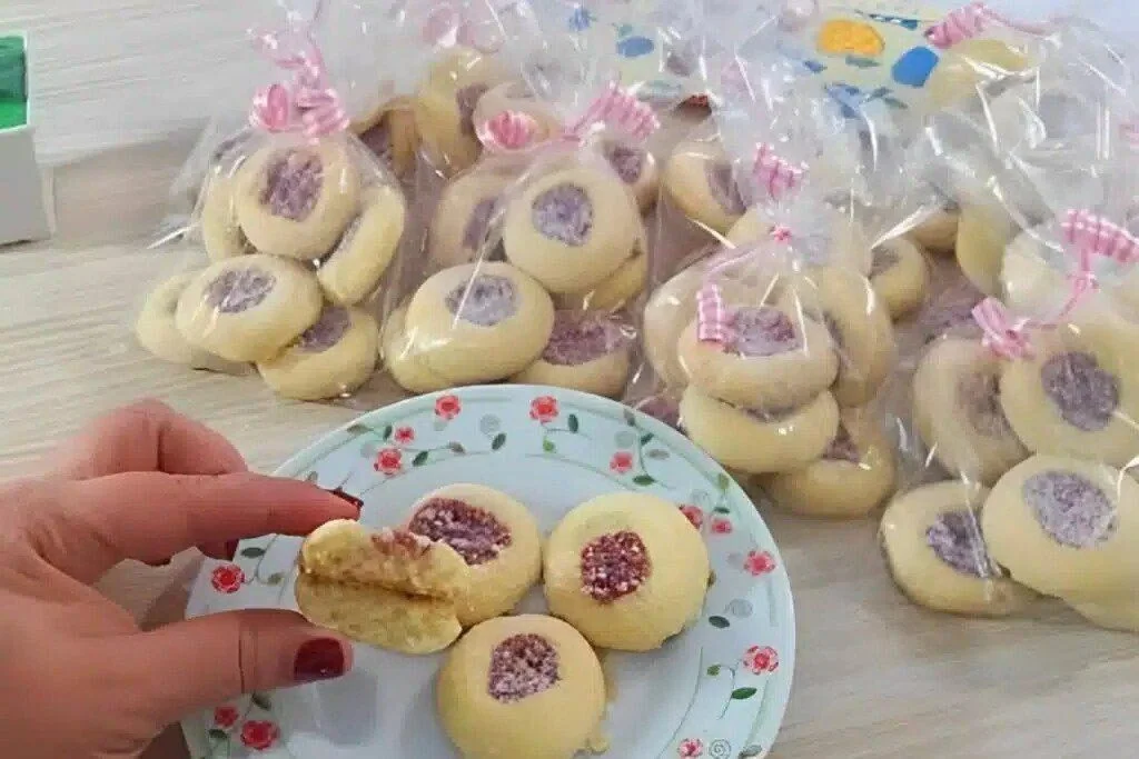 biscoito amanteigado de 3 ingredientes recheado com goiabada Biscoitinho amanteigado de 3 ingredientes com recheio de goiabada para servir com chá ou café