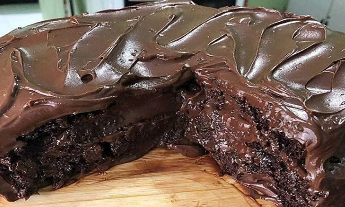 Bolo de chocolate muito molhadinho o melhor que ja provei