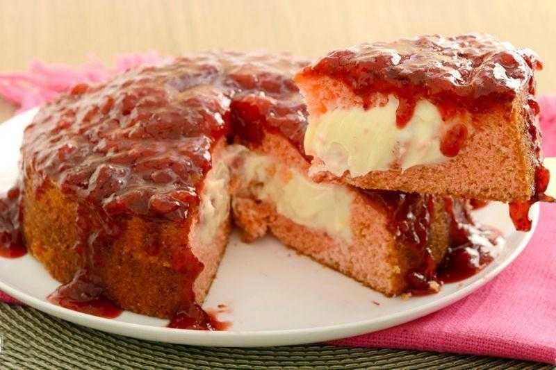 Bolo de morango recheado com creme