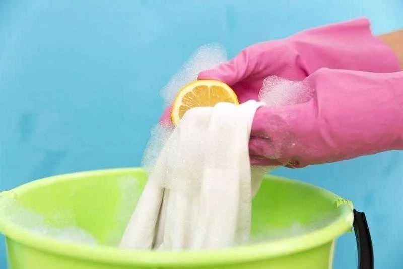 Como retirar manchas de óleo das roupas