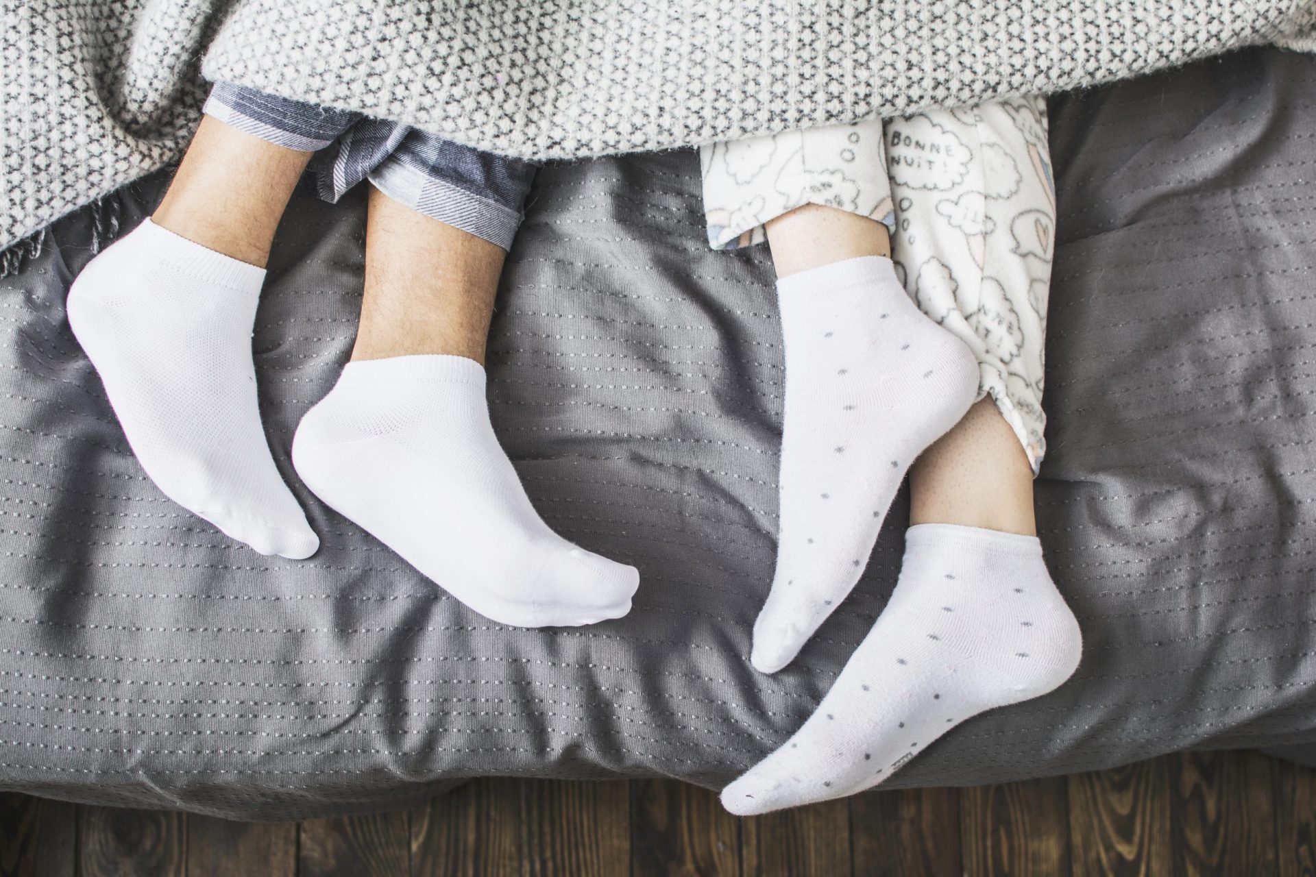 descubra os beneficios de dormir com meias sd