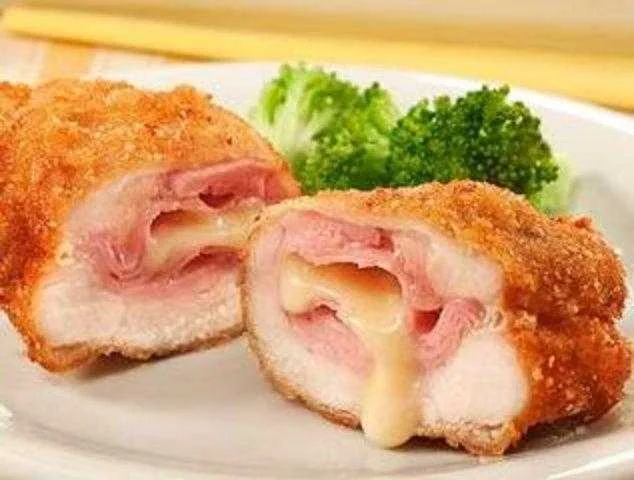 Filé de frango recheado com queijo e presunto Filé de frango recheado com queijo e presunto