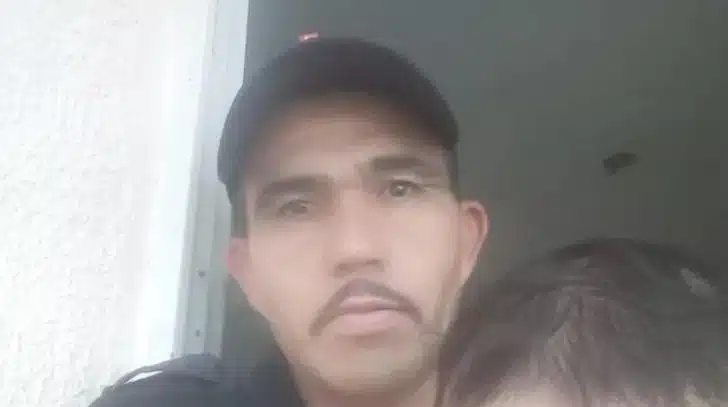 Homem distribui curriculos escritos a mao pela cidade e recebe.webp