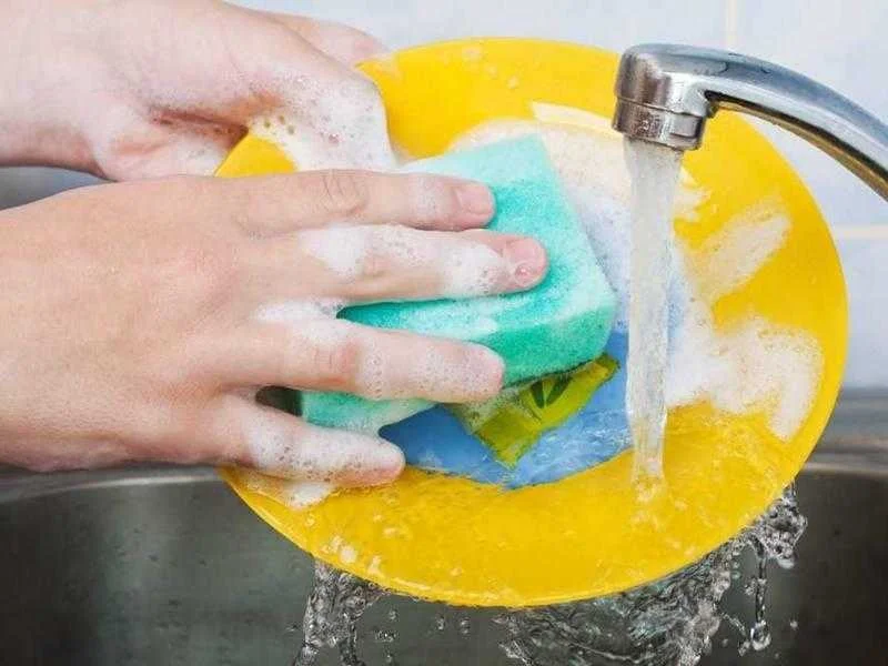 lavar os pratos de casa ajuda a viver por mais Lavar os pratos de casa ajuda a viver por mais tempo